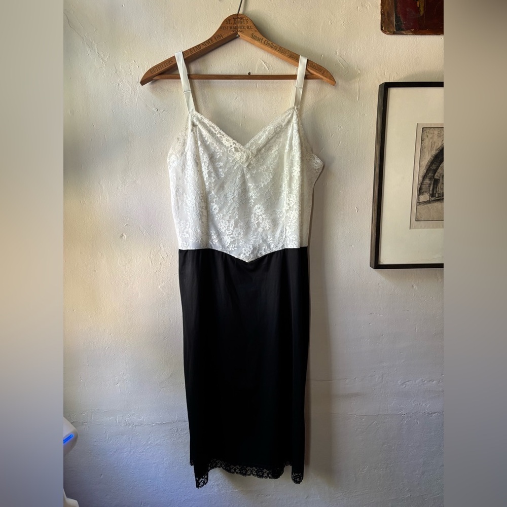 Vintage y2k black and white slip with lace details